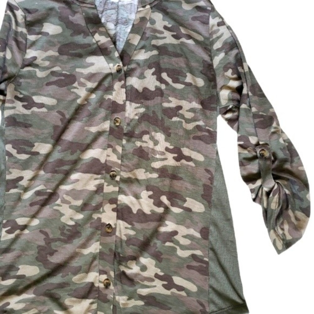 Wallflower Camo BD Shirt - Medium